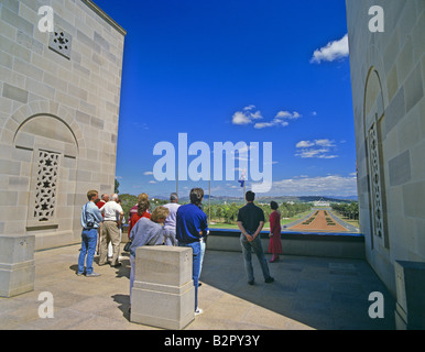 ANZAC Parade de personnes regardant Australian War Memorial Canberra Australie Banque D'Images