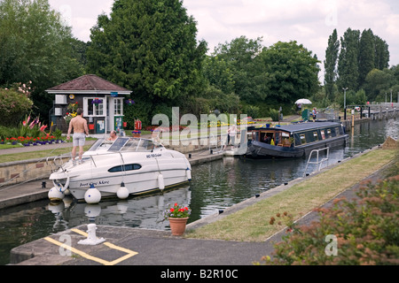 Bateaux dans la serrure sur la Tamise à Chertsey, Surrey, Angleterre Banque D'Images