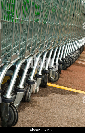 Chariots de supermarché. des chariots. Banque D'Images