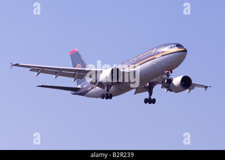 Airbus A310 exploité par Royal Jordanian Airlines en approche pour l'atterrissage à l'aéroport Heathrow de Londres Banque D'Images