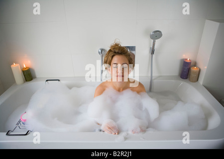 Femme dans une baignoire, relaxant Banque D'Images