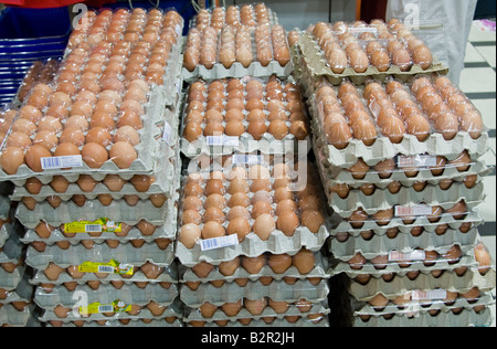 Grande pile de lot de 30 oeufs crus à vendre à Singapour en août 2007 de l'épicerie Banque D'Images