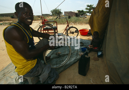 La réparation de bicyclettes en Angola. Banque D'Images