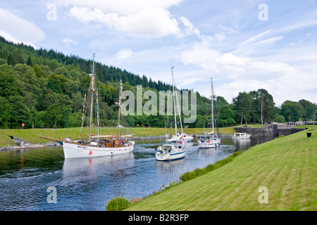 Un grand nombre de navires quittent les serrures à Gairlochy sur le Canal Calédonien tandis qu'un autre lot se préparent à entrer Banque D'Images