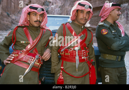 Des policiers en uniforme appuyé contre véhicule, portrait, Jordanie, Moyen-Orient Banque D'Images