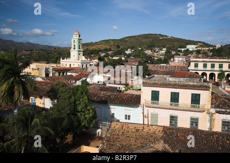 Une vue sur la vieille ville de Trinidad, y compris Convento San Francisco de Asis, en haut à gauche à Trinidad, Cuba. Banque D'Images