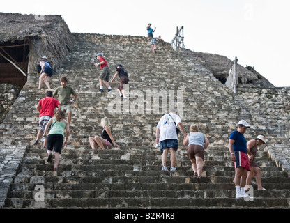Les touristes grimper la pyramide de la structure de l'Acropole à Ek Balam, au Mexique. Banque D'Images