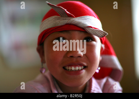 Dao rouge girl au village de Thanh Kim, près de Sapa, Vietnam Banque D'Images