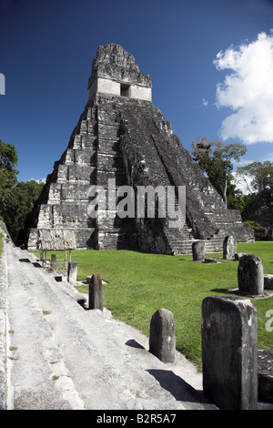 Les ruines et le Temple 1 ou Temple du Jaguar au parc national de Tikal, à proximité de Flores au Guatemala. Banque D'Images