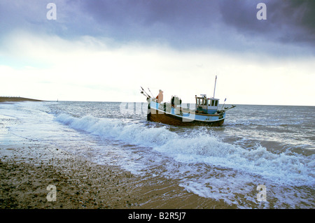 La pêche dans HASTINGS UN PETIT BATEAU DE PÊCHE POUR REVENIR À PORT HASTINGS BEACH APRÈS LE TRAVAIL EN DÉBUT DE SOIRÉE 1995 Banque D'Images