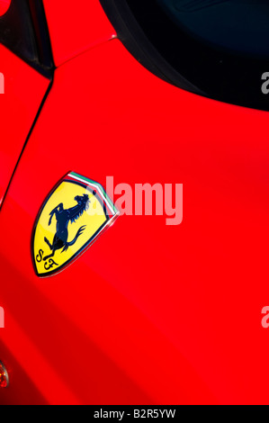 Close up de l'Insigne sur une Ferrari rouge Banque D'Images