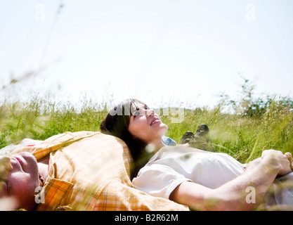 L'homme et la femme lying in grass Banque D'Images