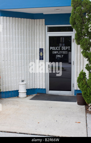 Les employés du ministère de la police qu'une porte en verre Banque D'Images