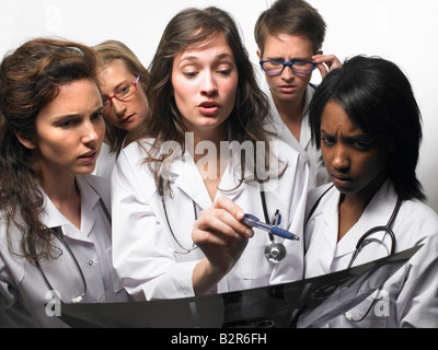 Groupe de médecins à la recherche d'un x-ray Banque D'Images