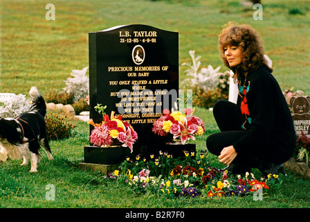 Au revoir cher ami cimetière pour animaux au Yorkshire Ann Taylor a tendance à la tombe d'un être cher Banque D'Images