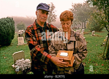 Au revoir cher ami couple holding fort de cendres dans le cimetière pour animaux yorkshire Banque D'Images