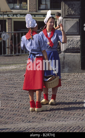 Les filles en robe traditionnel néerlandais. Alkmaar, Pays-Bas. Banque D'Images