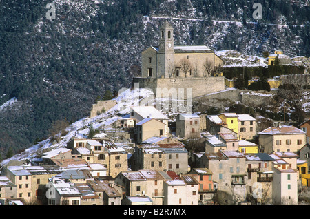 Petit village perché d'Ilonse Alpes-Maritimes 06 parc national du Mercantour Paca France Europe Banque D'Images