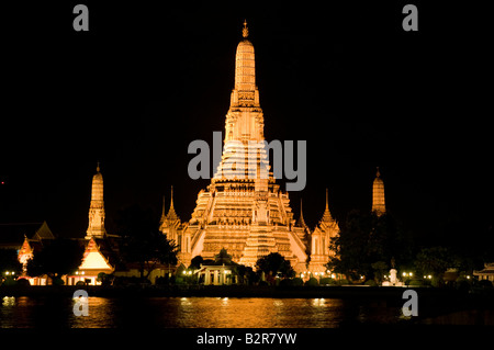 Wat Arun ou le Temple de l'aube la nuit à Bangkok, Thaïlande Banque D'Images