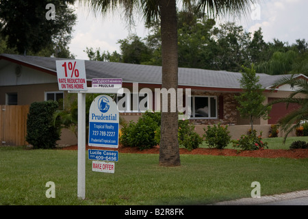 Biens à la vente devant une maison unifamiliale Banque D'Images