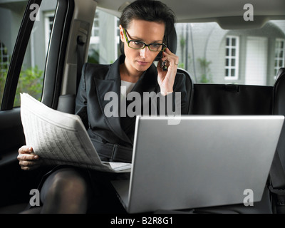 Woman in car, en travaillant Banque D'Images