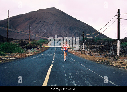 La course de longue distance le long d'une autoroute de l'île de l'ascension le port Union jack vest Banque D'Images
