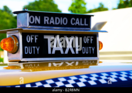 La signalisation sur un taxi jaune American vintage Banque D'Images