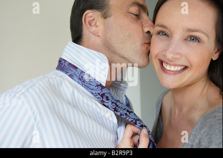 Femme nouant la cravate de son homme Banque D'Images