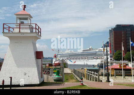 Saint John Harbour avec phare de la garde côtière norvégienne et l'aube d'un navire de croisière dans le port sur un jour d'été ensoleillé Banque D'Images