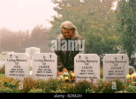 Au revoir cher ami femme le deuil pour l'enterrement dans le cimetière pour animaux yorkshire Banque D'Images