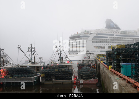 Norwegian Dawn de casiers à homard bateau de croisière au port de Saint John sur un jour d'été brumeux Banque D'Images