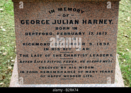 L'inscription sur la pierre tombale marquant la tombe de George julian harney, un chef de l'Angleterre de la19ème siècle mouvement chartiste Banque D'Images