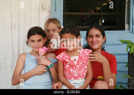 Quatre filles sur une véranda dans la province de Pinar del Río Viñales Cuba Amérique Latine Banque D'Images