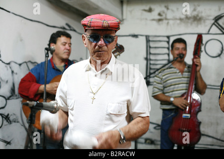 Groupe de salsa jouant dans un bar dans la province de Pinar del Río Viñales Cuba Amérique Latine Banque D'Images