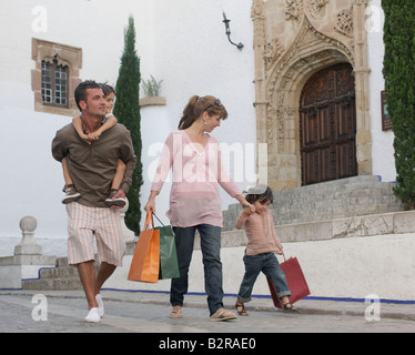 Promenade en famille with shopping bags Banque D'Images