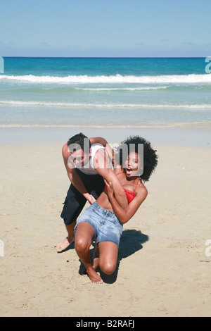 Les cubains profitant de leur temps libre sur la plage Playas del Este Province Havanna Cuba Amérique Latine Banque D'Images