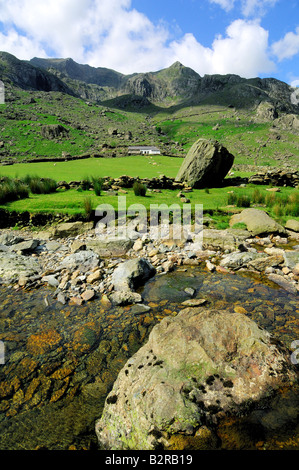 Afon Nant Peris River comme il coule à travers Llanberis pass à Nant Y Établissement Blaen entre Snowdon mountain range et Y Glyderau Banque D'Images