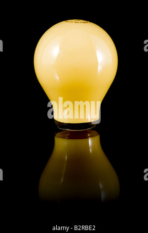 Ampoule jaune brisée isolated on black Banque D'Images