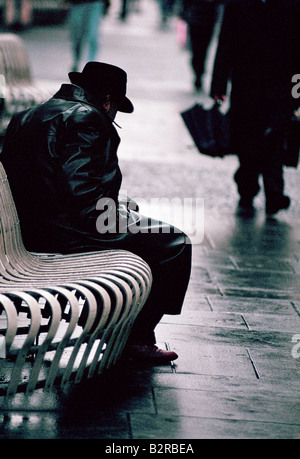 Un mystérieux personnage assis sur un banc à Vienne pour le film le troisième homme 1993 Banque D'Images