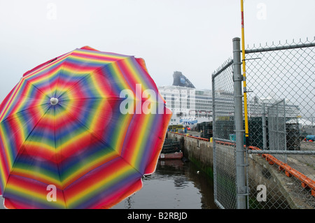 Bateau de croisière norvégienne norwegian dawn à quai à Saint John avec parapluie de couleur arc-en-ciel en premier plan Banque D'Images