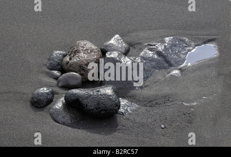 Pierres dans le sable pendant une marée basse Banque D'Images