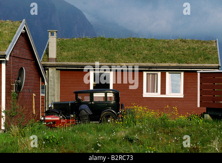 Maison avec voiture stationnée dehors par hustad Banque D'Images