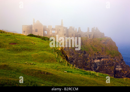 Le Château de Dunluce sur un matin brumeux sur la Côte d'Antrim Irlande du Nord UK Banque D'Images