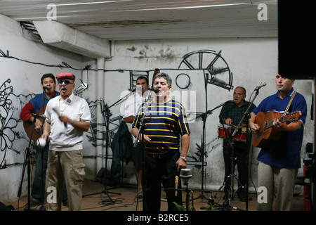 Groupe de salsa jouant dans un bar dans la province de Pinar del Río Viñales Cuba Amérique Latine Banque D'Images