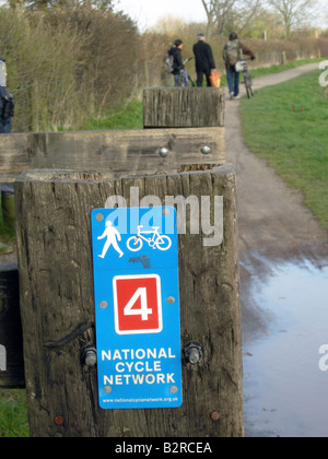 Les cyclistes britanniques à l'aide NATIONAL CYCLE ROUTE RÉSEAU PAR Kennet and Avon Canal ,BRADFORD-on-Avon, WILTSHIRE Photo ©Julio Etchart Banque D'Images