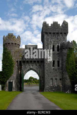 Porte d'entrée au parc de l'Ashford Castle (Cong, dans le comté de Mayo, Irlande) Banque D'Images