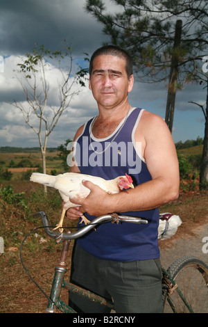 Man riding a bicycle portant un poulet dans ses mains la province de Pinar del Río Viñales Cuba Amérique Latine Banque D'Images