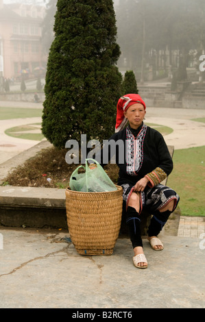 Un long shot d'une Dao rouge fille tribal assise seule dans Sapa Vietnam Banque D'Images