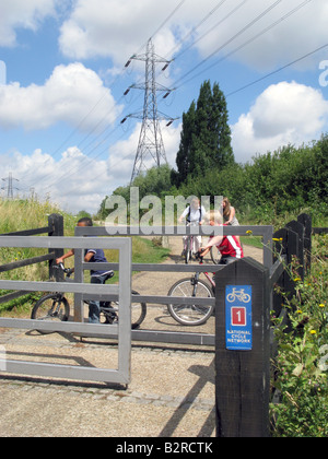 Les cyclistes britanniques à l'aide NATIONAL CYCLE ROUTE RÉSEAU PAR LEA DE CONSERVATION DU CANAL PRÈS DE Parc olympique de Londres,Photo ©Julio Etchart Banque D'Images