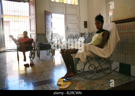 Les femmes dans une maternité à Trinité-Santiago de Cuba Province Amérique Latine Banque D'Images